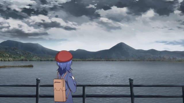 神秘的な青緑色の湖面と水上の鳥居